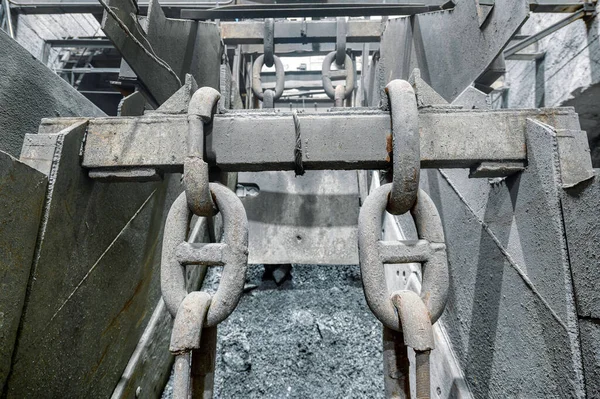 Metal ore vibrating conveyor, heavy duty steel plates and large chains