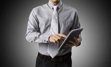 ellerinde dokunmatik tablet