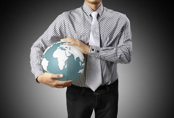 Earth globe in zijn handen — Stockfoto