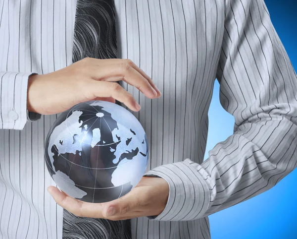 Earth globe in zijn handen — Stockfoto