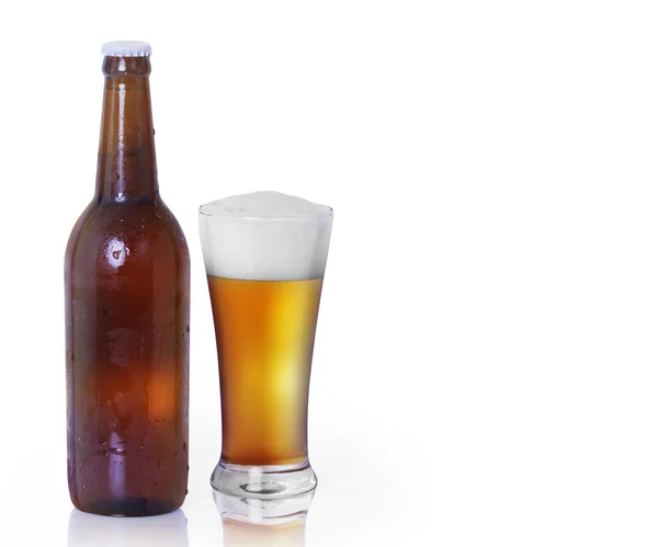 Bira üzerine beyaz izole — Stok fotoğraf