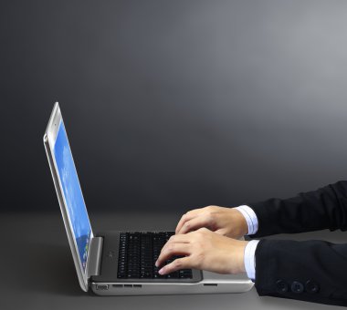 laptop onun elinde
