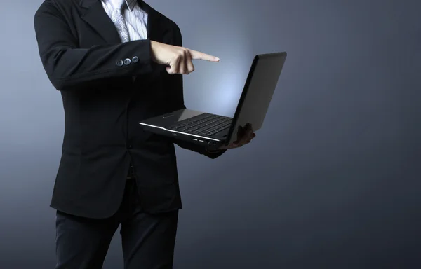 Laptop in zijn handen — Stockfoto