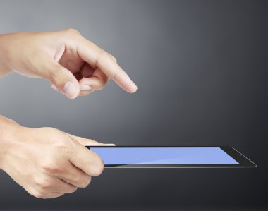 ellerinde dokunmatik tablet