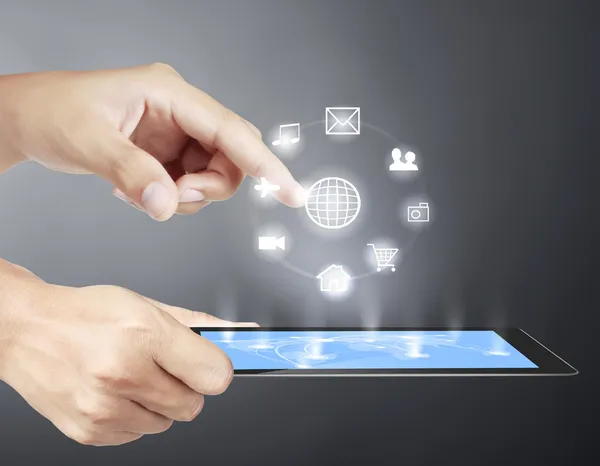 ellerinde dokunmatik tablet