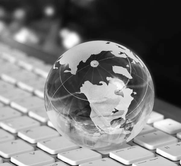 Globe sur un clavier — Photo