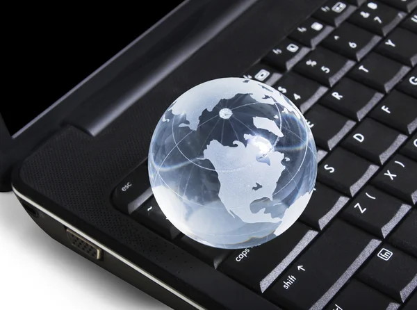 Globus auf einer Tastatur — Stockfoto