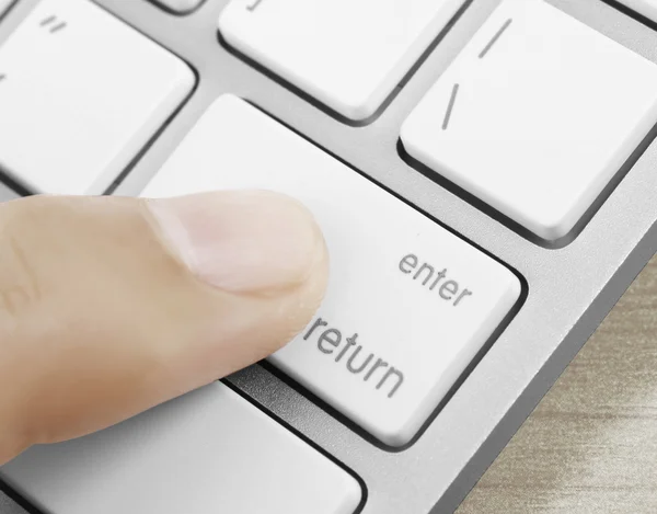 Finger på ett tangentbord — Stockfoto