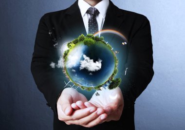 Elinde parlayan bir dünya küresi tutuyordu.