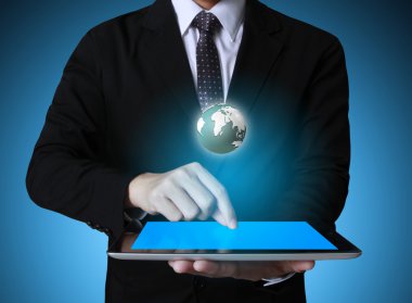 ellerinde dokunmatik tablet