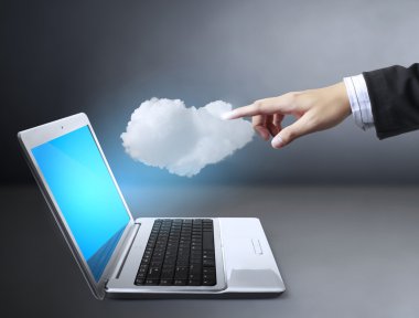 iş adamı holding laptop