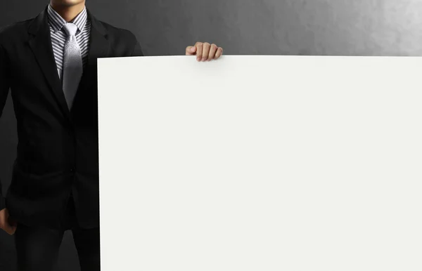 Uomo d'affari che mostra la grande carta bianca — Foto Stock