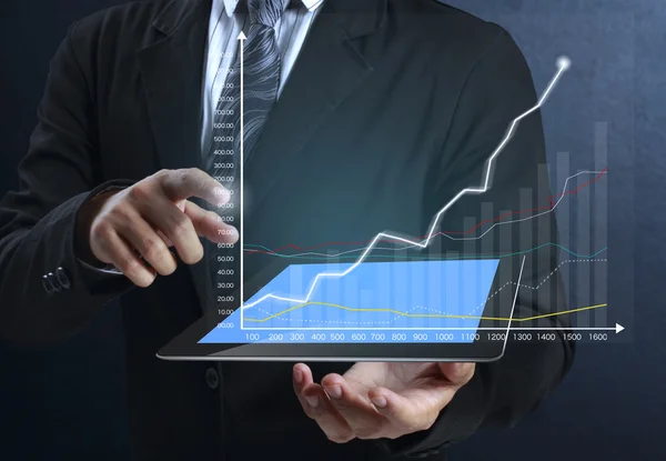 Touch skärm diagram på tavlan i händer — Stockfoto