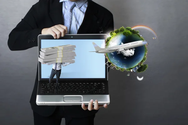 Geschäftsmann mit Laptop — Stockfoto