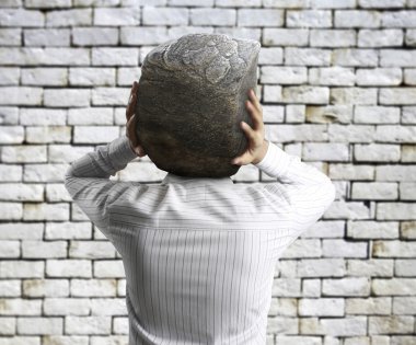 işadamı ve kafasını taşa