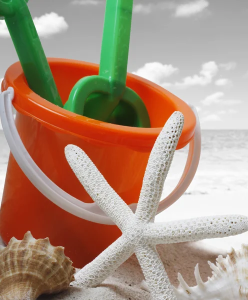 Spade and bucket on beach — Stock Photo, Image