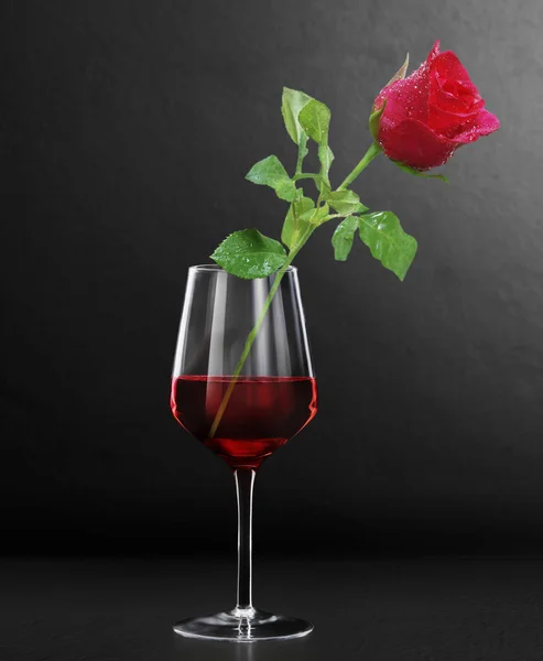 Glas Rotwein und Rosen — Stockfoto