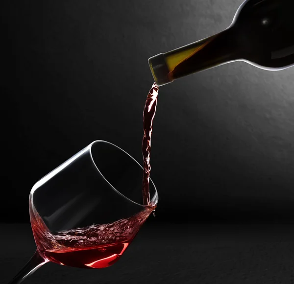 Wijn op een zwarte achtergrond — Stockfoto