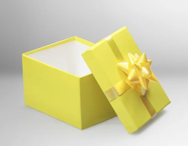 Caja de regalo amarillo —  Fotos de Stock