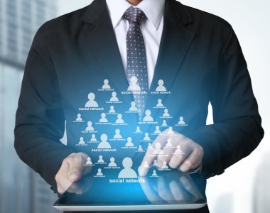 ellerinde dokunmatik tablet