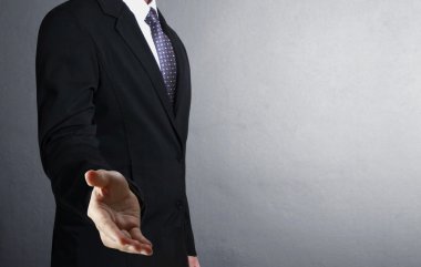 işadamı açık elle imzalamaya hazır