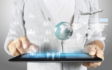 ellerinde dokunmatik tablet