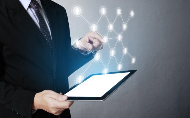 ellerinde dokunmatik tablet