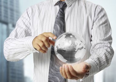 Elinde parlayan bir dünya küresi tutuyordu.