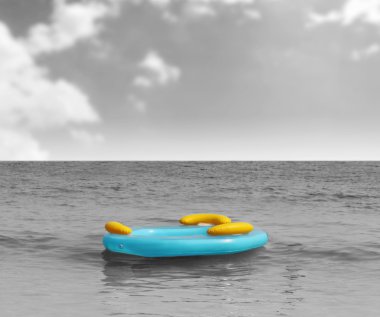 gün batımında eğlenmek için şişme bot