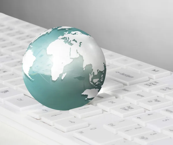 Globe och dator tangentbord — Stockfoto