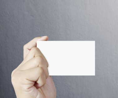 boş kartvizit uzatarak iş adamı