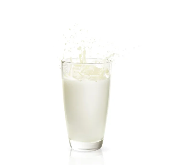 ミルクのガラスを注ぐ — Stockfoto