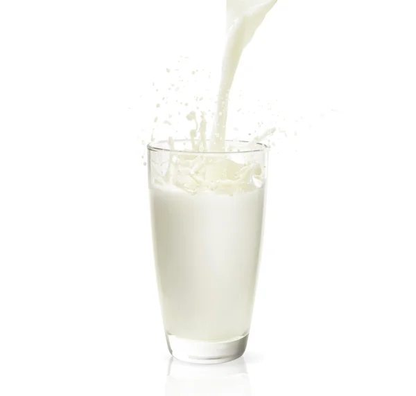 Versando un bicchiere di latte — Foto Stock