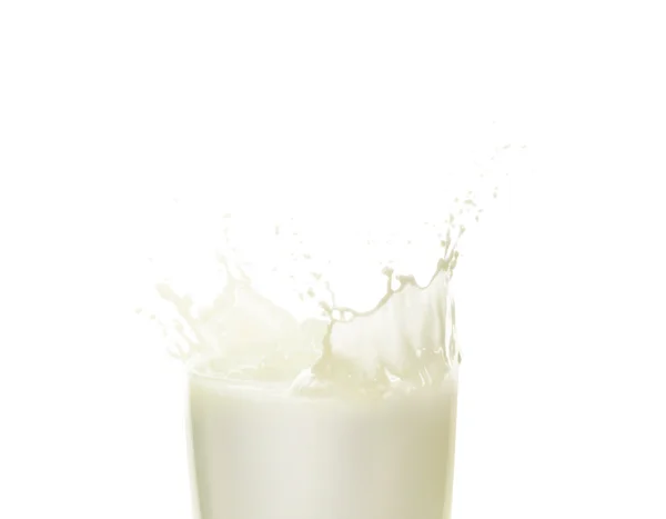 Наливая стакан молока — стоковое фото