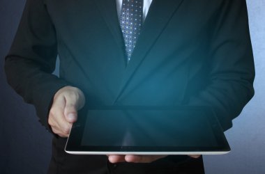 ellerinde dokunmatik tablet