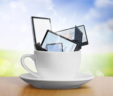 Tablet dokunmatik bilgisayar aracında kahve