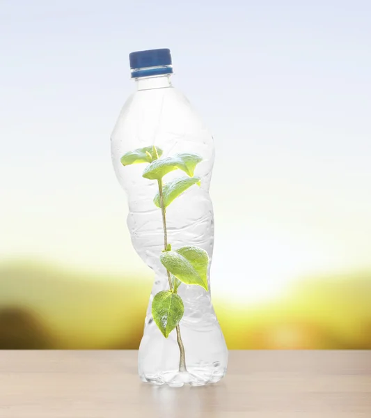 Bottiglie di plastica di policarbonato di riciclaggio minerale — Foto Stock