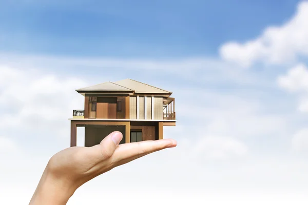 Casa modelo casa conceito na mão — Fotografia de Stock