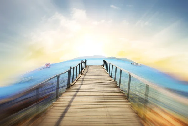 Puente de madera en el mar — Foto de Stock