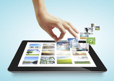 ellerinde dokunmatik tablet 