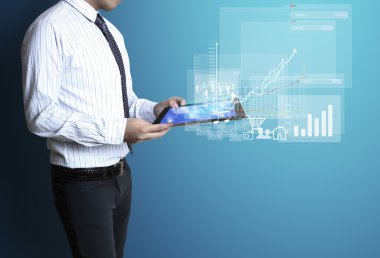 ellerinde dokunmatik tablet 