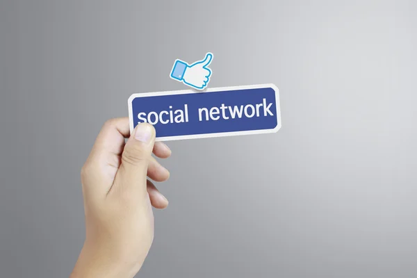 In possesso di carta con social network — Foto Stock