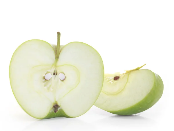 Зелене яблуко на білому тлі — стокове фото