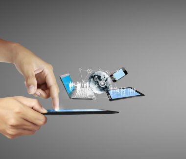 ellerinde dokunmatik tablet 