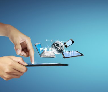 ellerinde dokunmatik tablet 