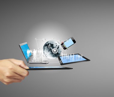 ellerinde dokunmatik tablet 