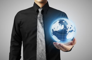 elinde parlayan bir dünya küre tutan 