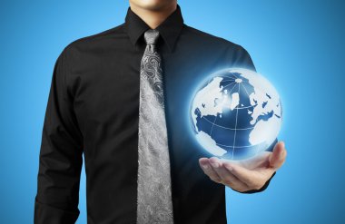 elinde parlayan bir dünya küre tutan 