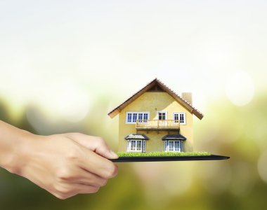ev tablet ellerinde 