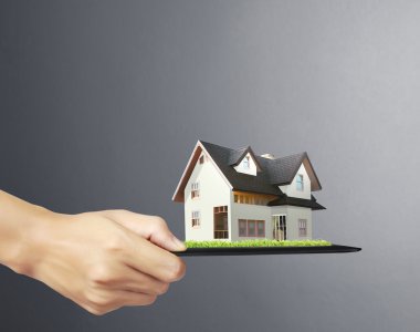 ev tablet ellerinde 